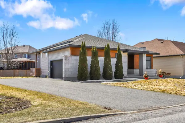 32 Moore ST, Stittsville - Munster - Richmond, ON K0A 2Z0