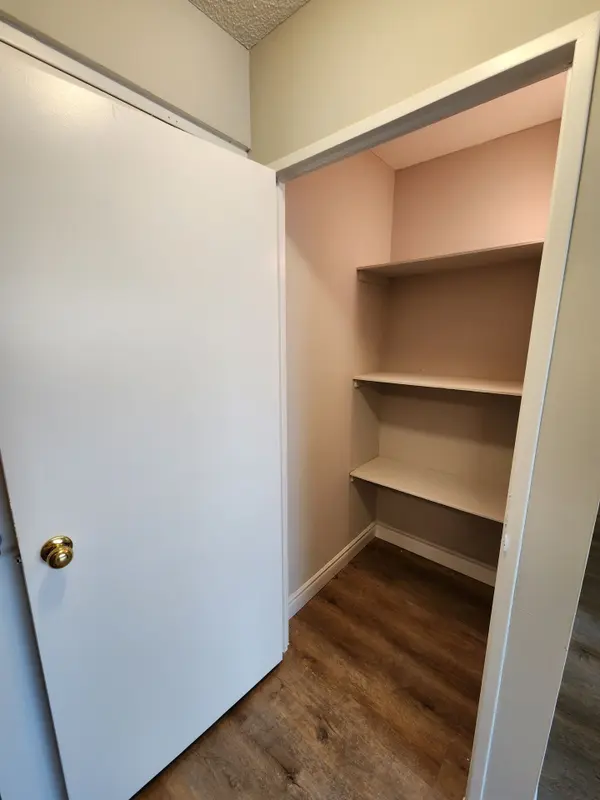 97 Nonquon RD #Apt #302, Oshawa, ON L1G 3R8