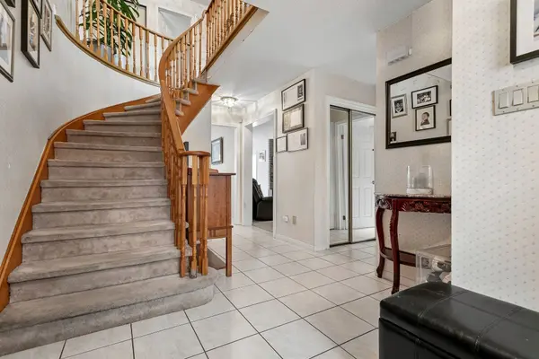 16 Major William Sharpe DR E, Brampton, ON L6X 3K3