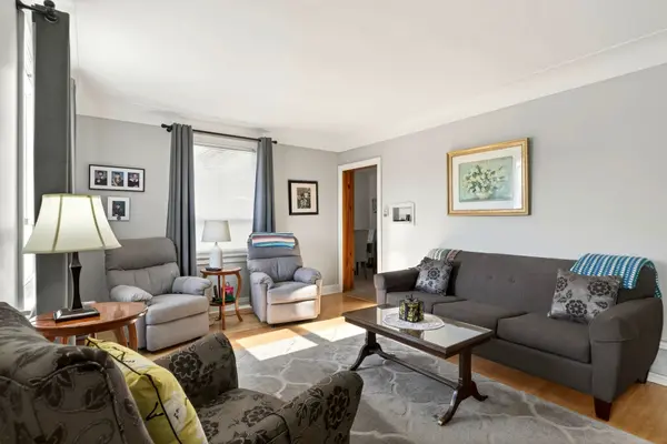 944 Garth ST, Hamilton, ON L9C 4L2