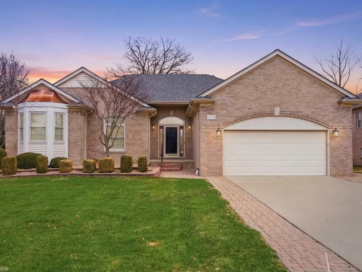 55212 Woods LN, Shelby Twp, MI 48316