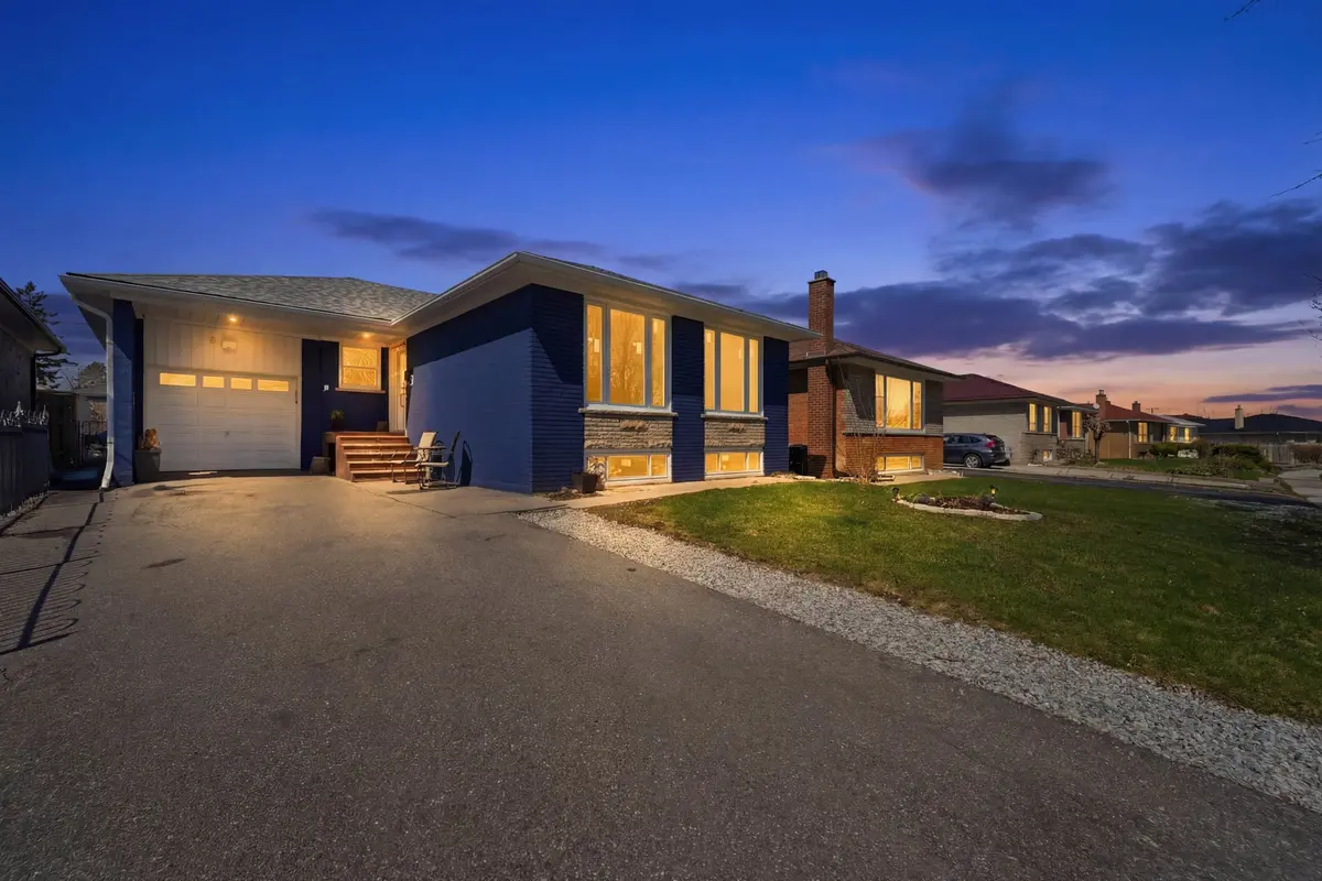 38 Bridesburg DR, Toronto W09, ON M9R 2K8