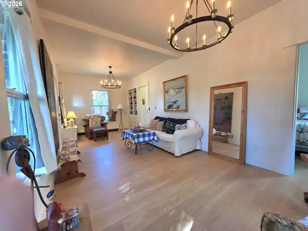 296 N 4TH ST, St Helens, OR 97051