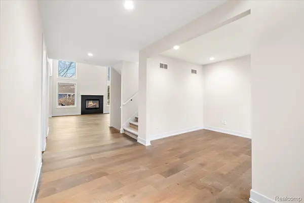 2921 Walsh DR, Rochester Hills, MI 48309