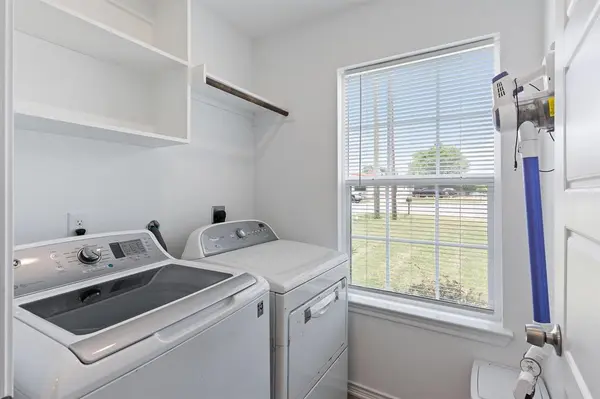 810 S MAIN Street, Kemp, TX 75143