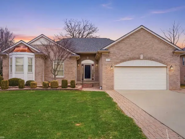 55212 Woods LN, Shelby Twp, MI 48316