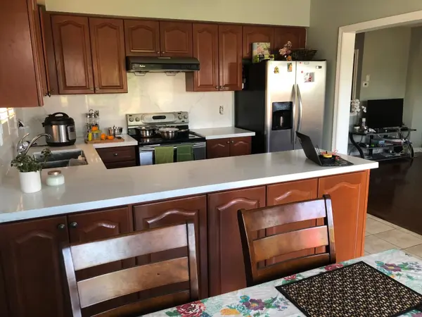 28 Puttingedge DR, Whitby, ON L1R 0H7