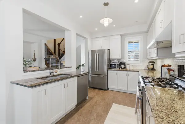 320 Lakebreeze DR N, Clarington, ON L1B 0A1