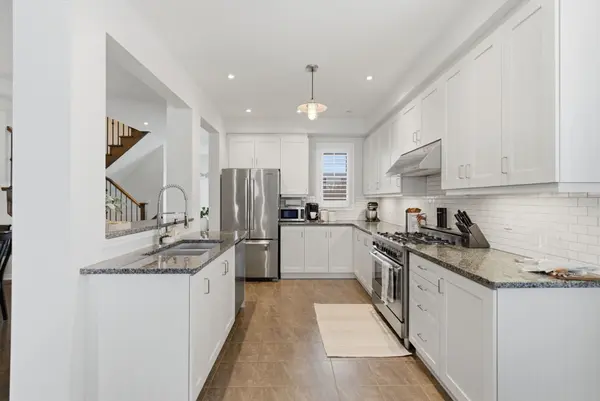 320 Lakebreeze DR N, Clarington, ON L1B 0A1