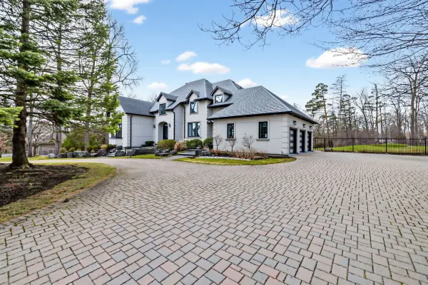 18 Walnut Glen PL, Markham, ON L6C 1A3