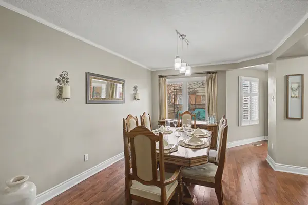 28 Hollingshead DR, Aurora, ON L4G 5J8