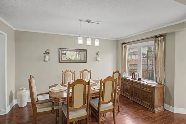 28 Hollingshead DR, Aurora, ON L4G 5J8