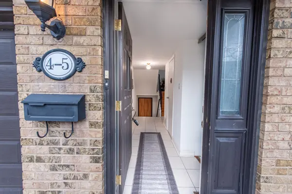 4 Bradbrook RD #5, Toronto W08, ON M8Z 5V3