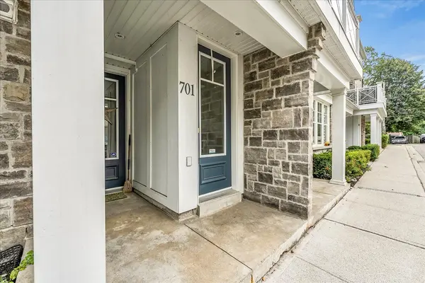 1011 Deta RD #701, Mississauga, ON L5E 0A2