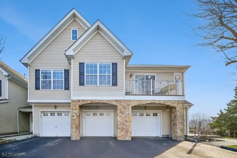 37 Mountainside Dr, Pompton Lakes Boro, NJ 07442