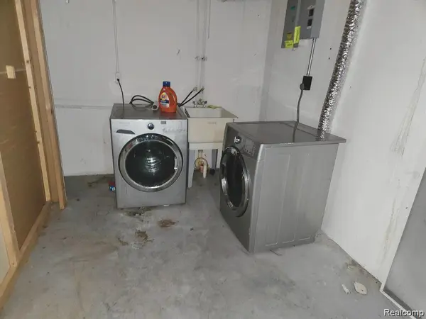 8904 Shawn DR, Sterling Heights, MI 48312