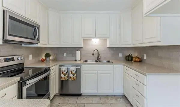 832 Chateau Valee Circle, Bedford, TX 76022