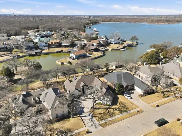 1825 Spinnaker Lane, Azle, TX 76020