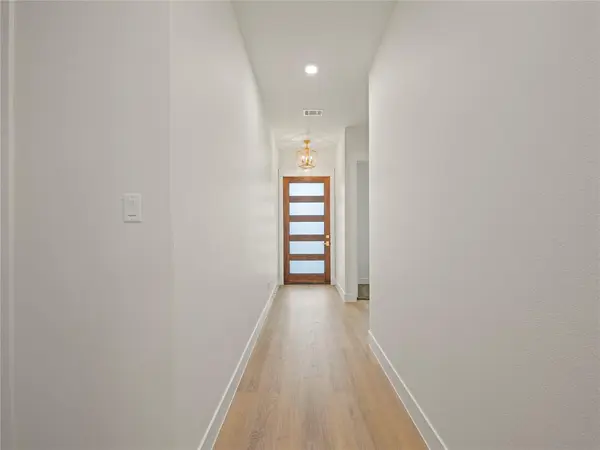 1033 E Bowie Street, Fort Worth, TX 76104