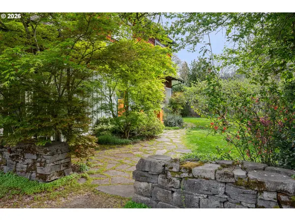 2455 EMERALD ALY, Eugene, OR 97403