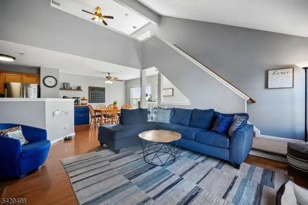 37 Mountainside Dr, Pompton Lakes Boro, NJ 07442