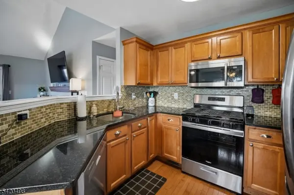 37 Mountainside Dr, Pompton Lakes Boro, NJ 07442