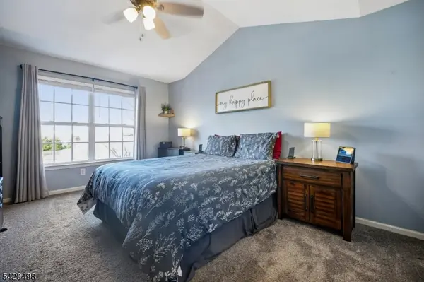 37 Mountainside Dr, Pompton Lakes Boro, NJ 07442