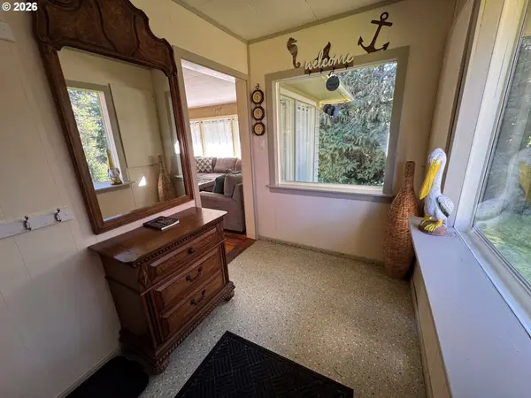 63433 SEA SPRAY DR, Coos Bay, OR 97420