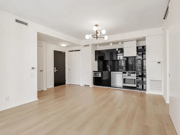 125 Peter ST #2308, Toronto C01, ON M5V 0M2