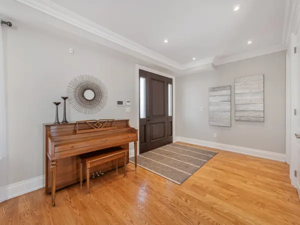 5 Paula BLVD, Toronto W06, ON M8W 4B5