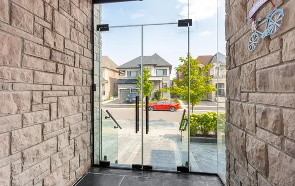 9 Rolling Acres DR, Brampton, ON L6X 5P3