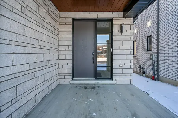 29 Kingfisher DR, Hamilton, ON L9A 5A4