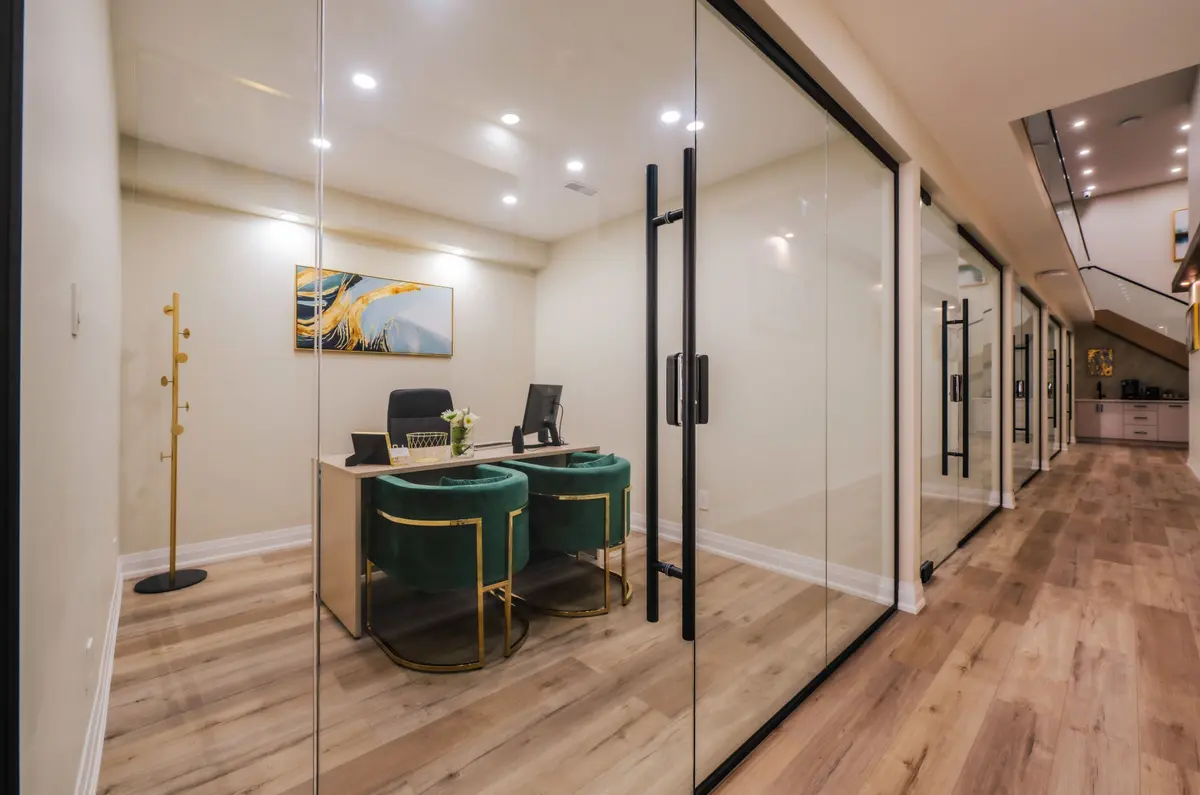 2131 Williams Pkwy #20, Brampton, ON L6S 5Z4