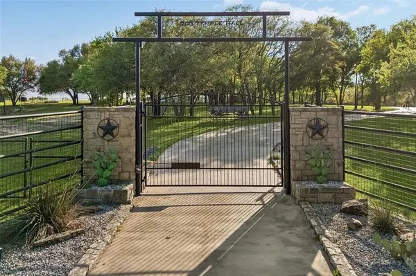 700 Temple Hall Highway, Granbury, TX 76049