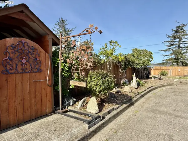 407 S EMPIRE BLVD, Coos Bay, OR 97420