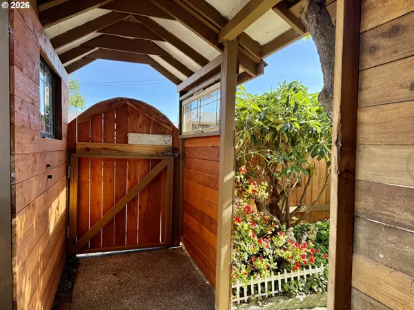 407 S EMPIRE BLVD, Coos Bay, OR 97420