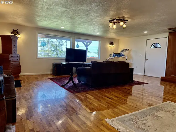 407 S EMPIRE BLVD, Coos Bay, OR 97420