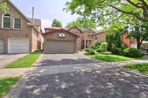 43 Daniels CRES, Ajax, ON L1T 1X8