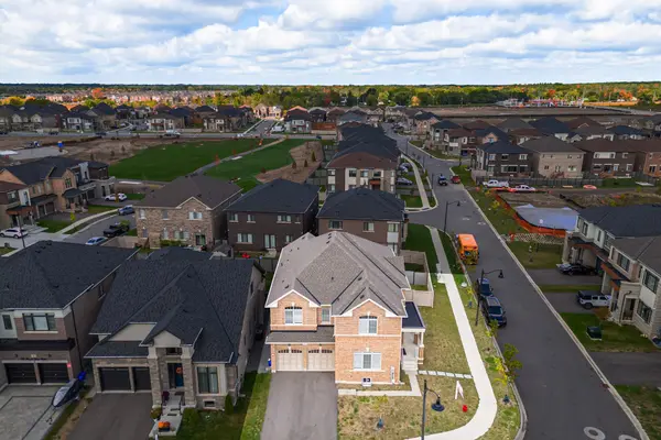 68 Pond View Gate, Hamilton, ON L8B 2A1