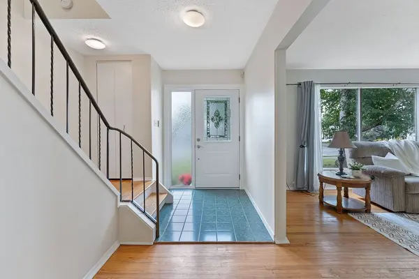 123 Abbeyhill DR, Kanata, ON K2L 1H4