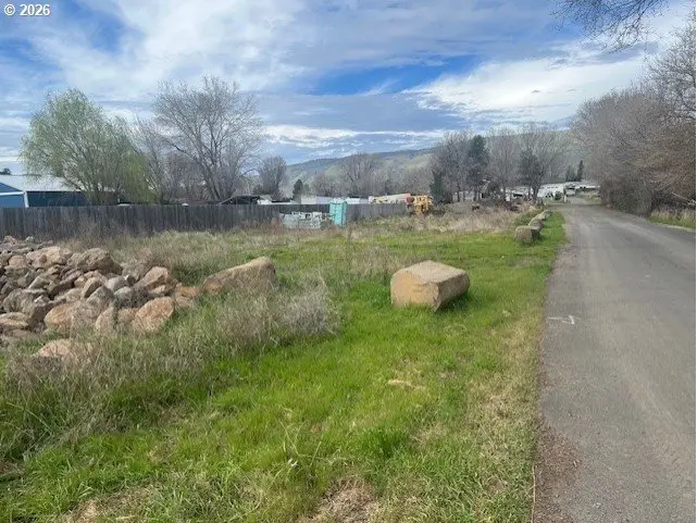 5 DOZER DR, Dallesport, WA 98617