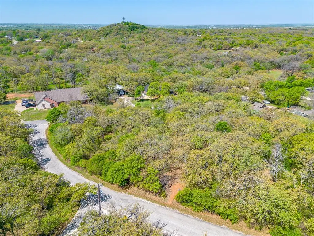 1000 Crazy Horse Trail, Burleson, TX 76028