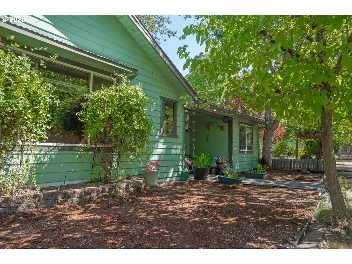 120 KEN ROSE LN, Cave Junction, OR 97523