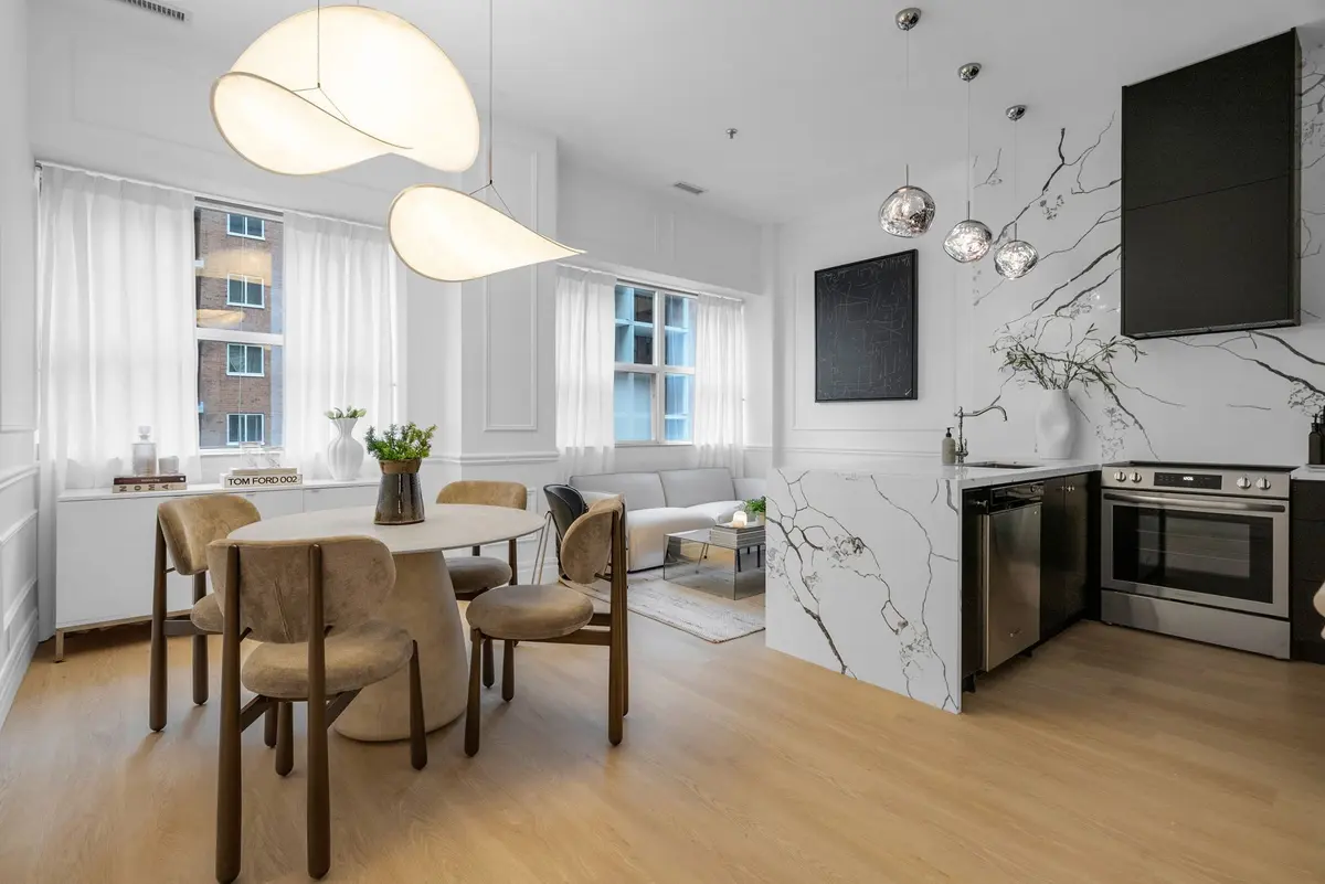 700 King ST #403, Toronto C01, ON M5V 2Y6