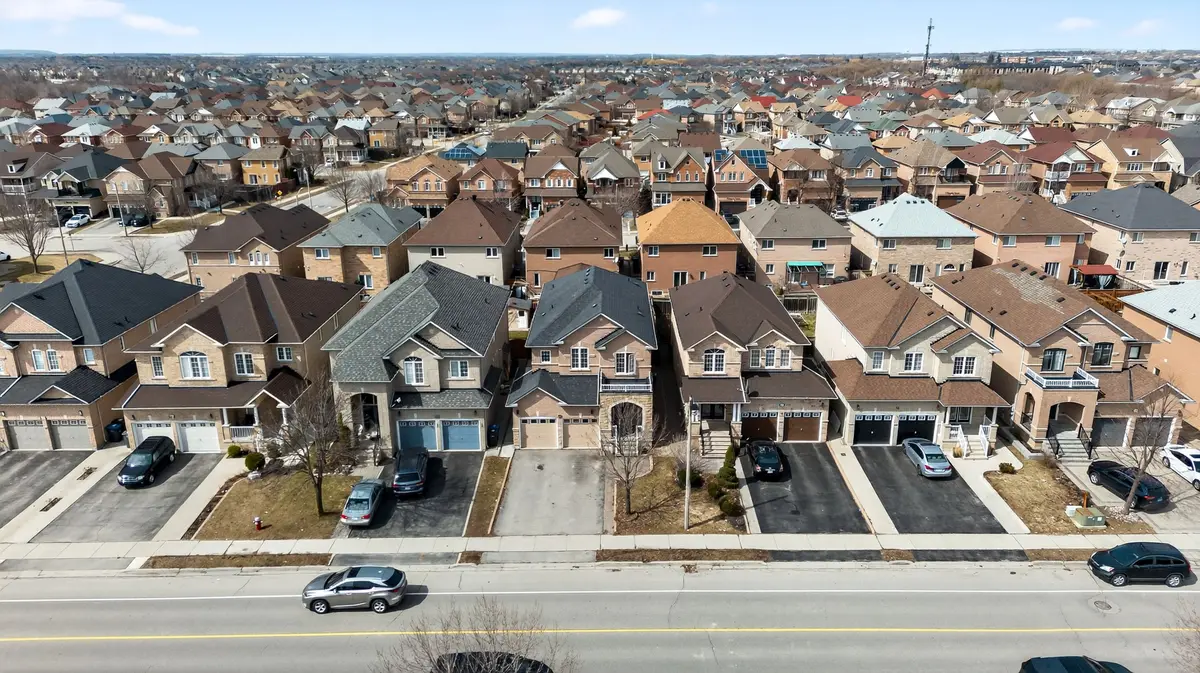 62 DON MINAKER DR, Brampton, ON L6P 1R3