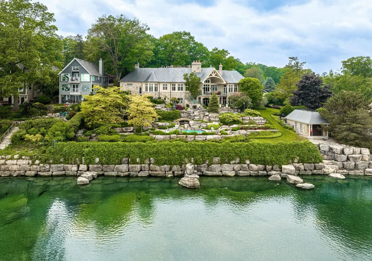 872 Whittier CRES, Mississauga, ON L5H 2X3