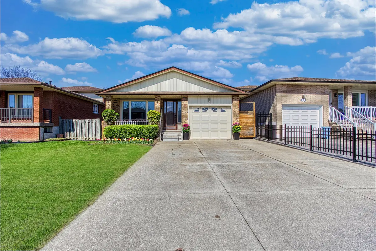 4 Colgate CT, Hamilton, ON L9C 6Z6