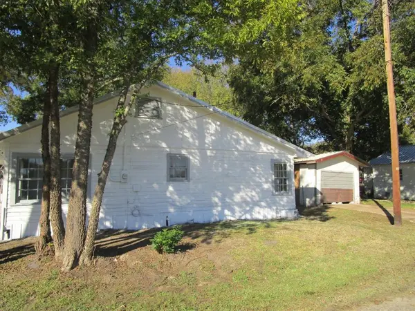 801 W Pierce Street, Clarksville, TX 75426