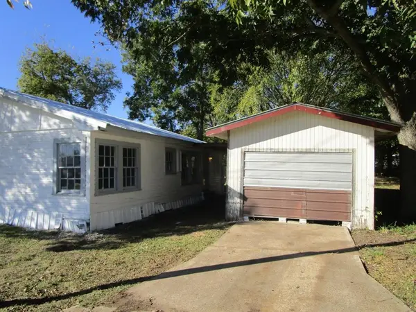 801 W Pierce Street, Clarksville, TX 75426