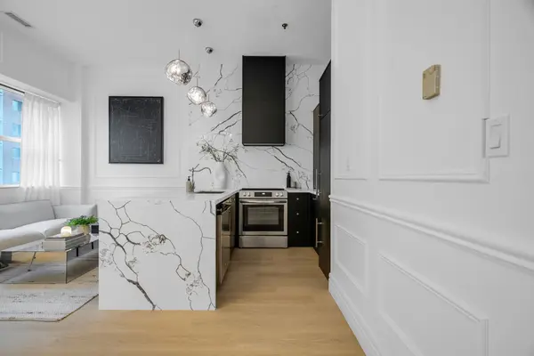 700 King ST #403, Toronto C01, ON M5V 2Y6